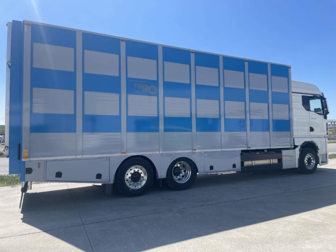 cARROCERÍA CON BASCULA INCORPORADA